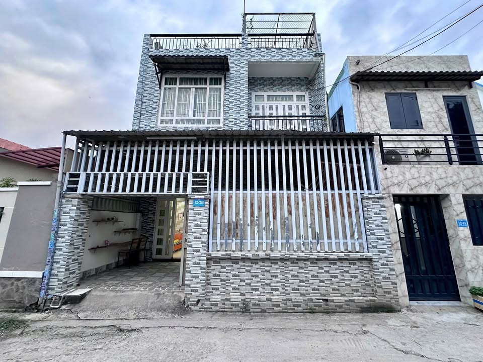 Nhà 1 trệt 1 lầu 1 tum tại Lái Thiêu, 86.8m² giá 4 tỷ - Sẵn sàng ở ngay!