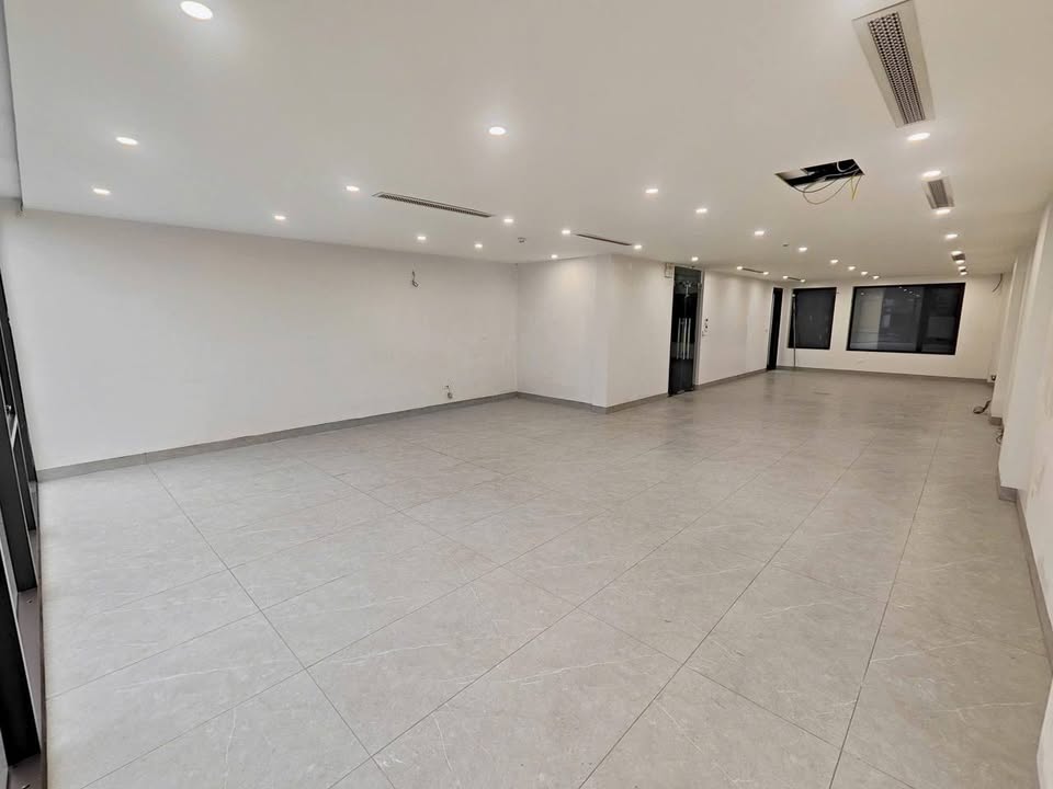 Cho thuê văn phòng Trương Công Giai 100m² giá chỉ 20 triệu - Ô tô đỗ cửa, trống vào ngay!