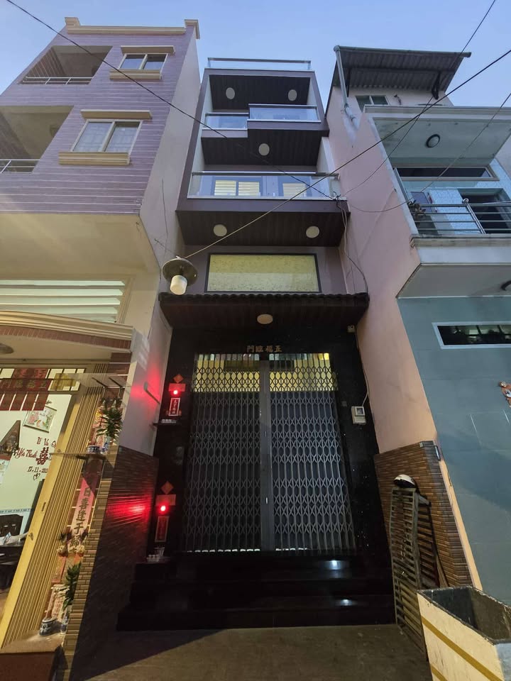Nhà 5 tầng tại Phạm Văn Chí, Quận 10, 40m² giá 7 tỷ - Mặt tiền hẻm rộng rãi!
