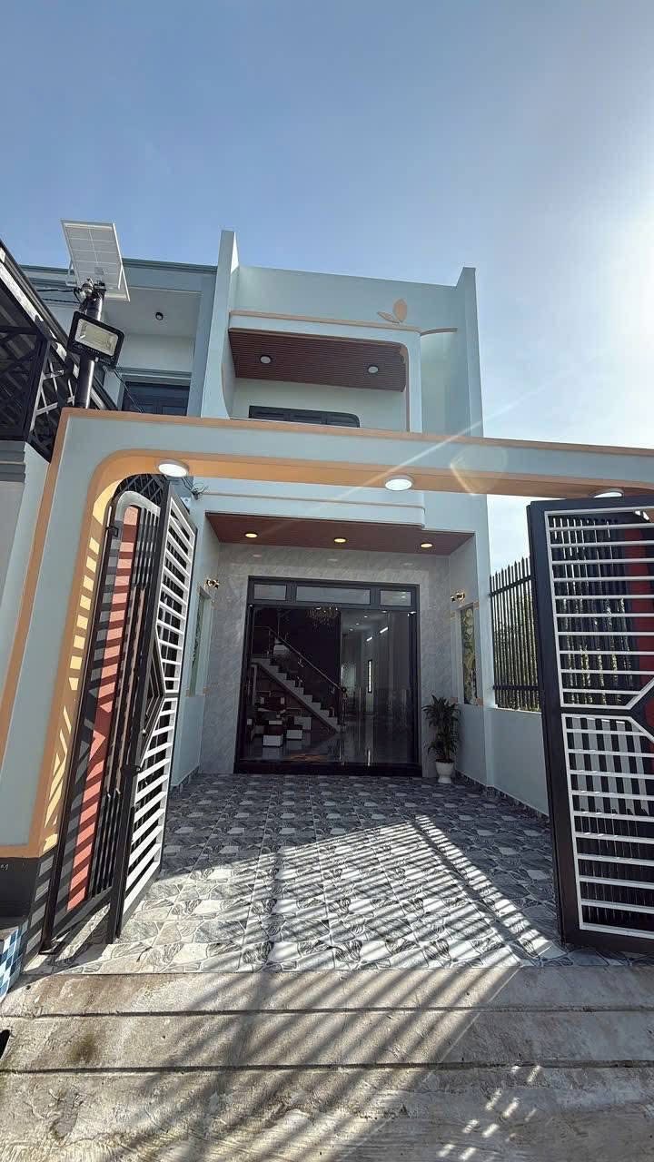 Nhà phố Cần Giuộc 90m² giá 2.2 tỷ - Thiết kế hiện đại, sẵn sàng ở ngay!