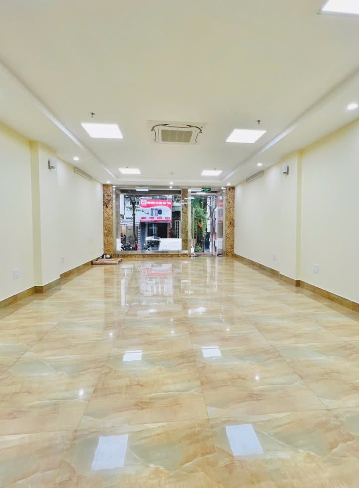 Văn phòng cho thuê tại đường Nguyễn Viết Xuân, quận Hà Đông - Diện tích 92m², giá 12 triệu/tháng - Thiết kế hiện đại, view hồ đẹp!