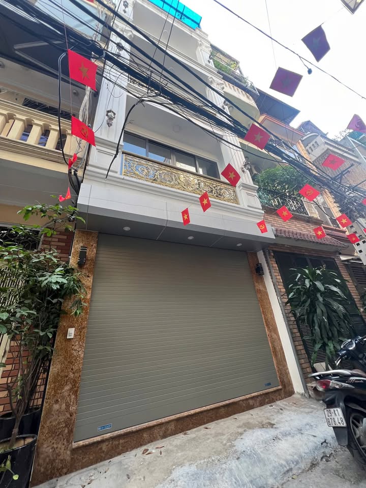 Nhà nguyên căn 5 tầng ngõ 103, phố 8/3, Hai Bà Trưng - Giá 30 triệu/tháng, có thang máy!