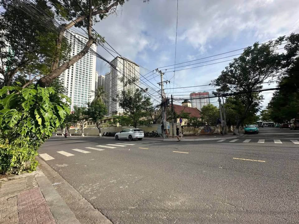 Nhà hẻm Hòn Chồng Nha Trang 225m² giá 13.5 tỷ - Vị trí vàng gần biển!