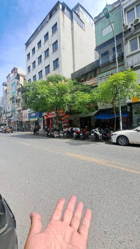 Nhà mặt phố Trung Phụng Đống Đa 57m² giá 27 tỷ - Lô góc ô tô tránh, khu vực sầm uất!