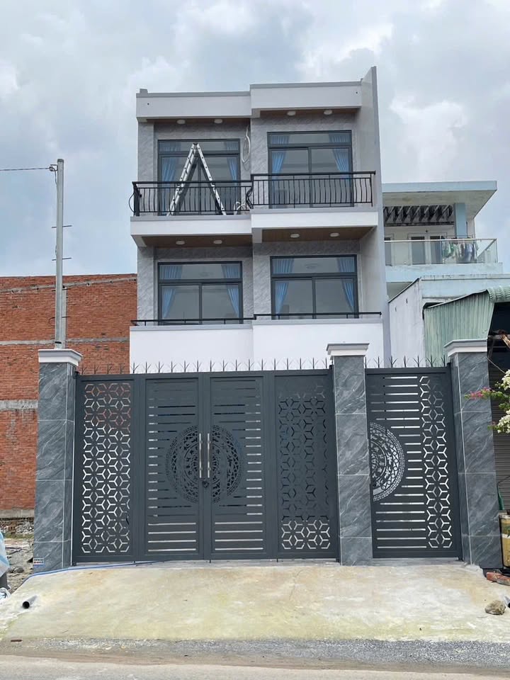 Nhà 2 lầu Định Hòa 60m² giá 4.1 tỷ - Đối diện trường cấp 2, vị trí đắc địa!