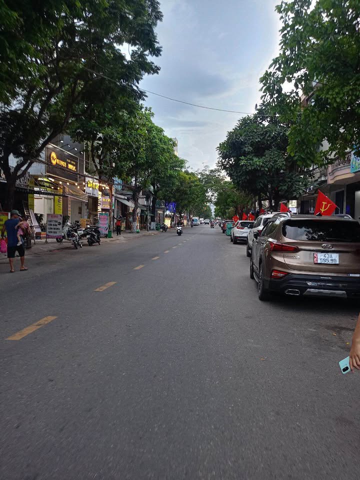 Nhà mặt tiền Triệu Nữ Vương Hải Châu 180m² giá 8 tỷ - Đầu tư sinh lời hiệu quả!