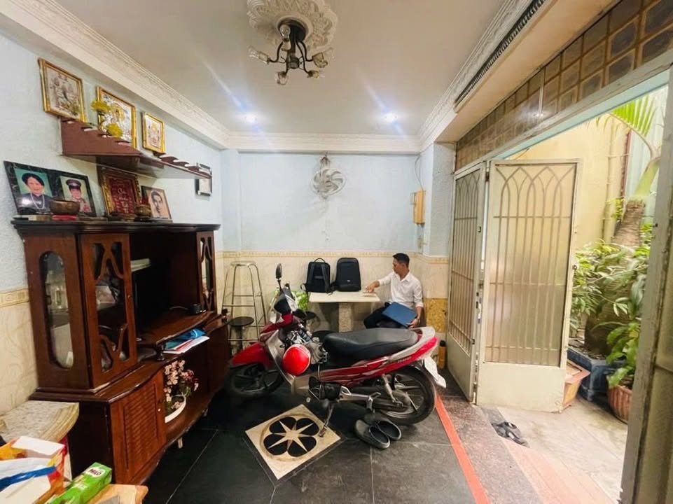 Nhà 1 Trệt, 1 Lầu Trần Bá Giao 24m² giá 2.4 tỷ - Chính chủ, xe hơi tận cửa!