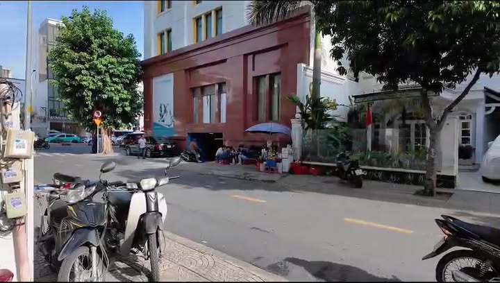 Biệt thự mặt tiền Phan Kế Bính, Quận 1, giá 140 tỷ - Dòng tiền 110 triệu/tháng!