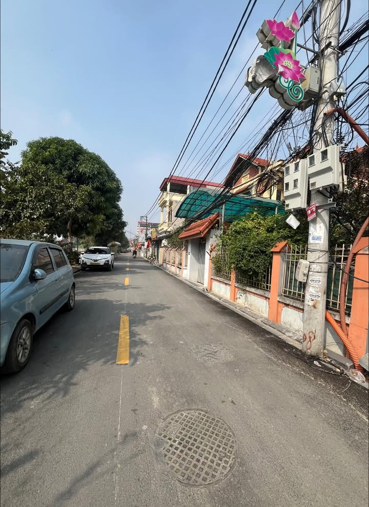 Nhà 3 tầng Võng La 90m² giá 13.59 tỷ - Ô tô tránh, view hồ tuyệt đẹp!