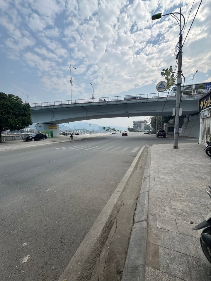 Bán đất kèm nhà cấp 4 tại đường An Dương Vương, Lào Cai 86m² giá 5 tỷ - Cơ hội đầu tư tốt!