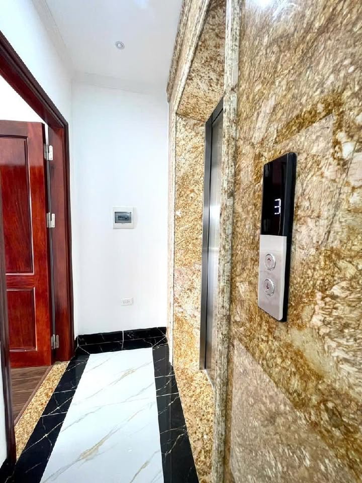 Nhà 6 tầng Xuân Đỉnh 40m² giá 11.2 tỷ - Sổ đỏ vuông vắn, thang máy nhập khẩu!