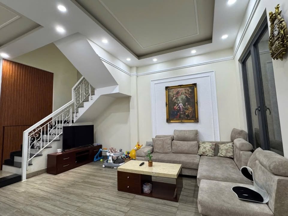 Nhà 3 tầng Phú Hữu, Thủ Đức 90m² giá 10 tỷ - An cư lý tưởng gần vòng xoay