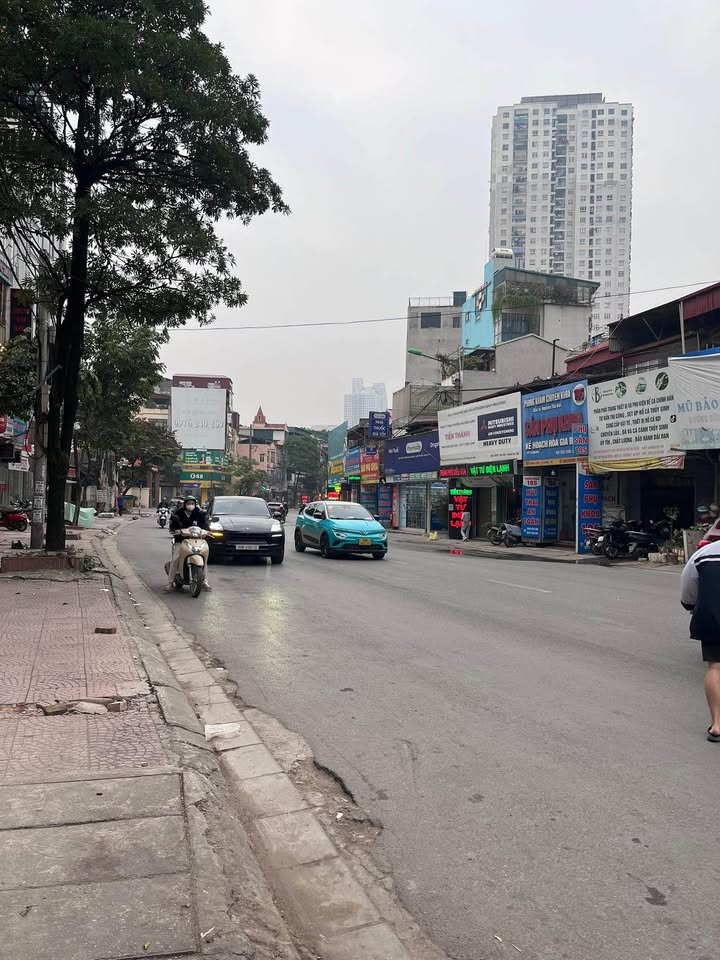 Bán đất tặng nhà 3 tầng mặt phố Ngô Quyền, Hà Đông 60m² giá 8 tỷ - Ô tô tránh nhau thoải mái!