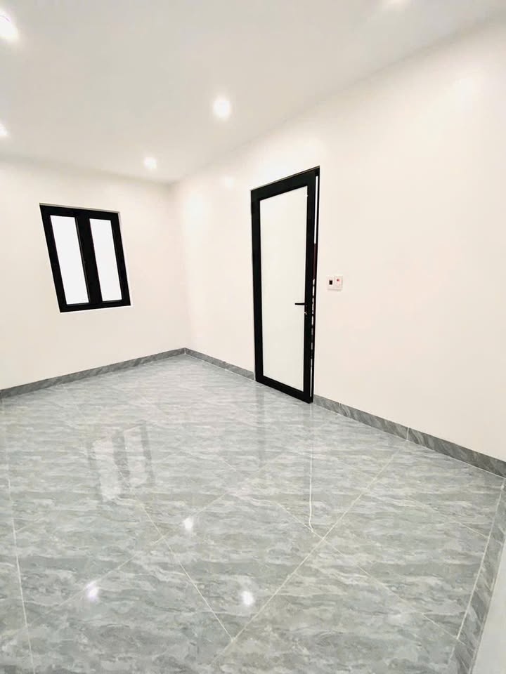 Nhà đẹp 440 Chợ Hàng 41m² giá 3.29 tỷ - Tiện ích đầy đủ, nhận nhà ngay!