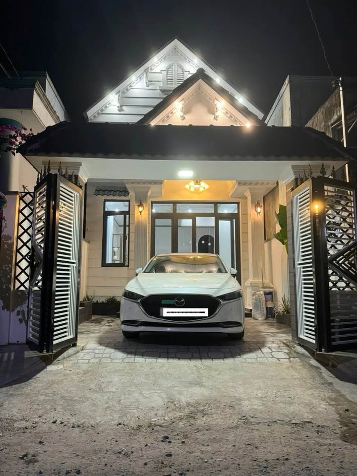 Nhà mái thái đường nhựa phường Tân Hạnh Vĩnh Long 100m² giá 1.78 tỷ - Thiết kế đẹp, sẵn sàng ở ngay!