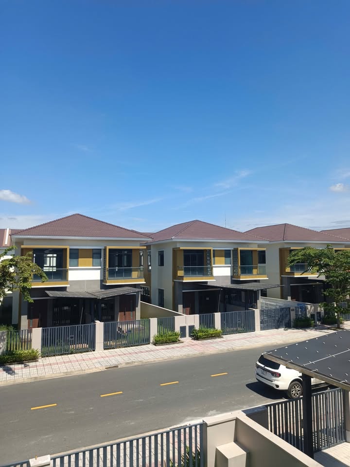 Nhà phố Suncasa Central Tân Uyên 100m² giá chỉ 2.8 tỷ - View công viên đẹp mắt!