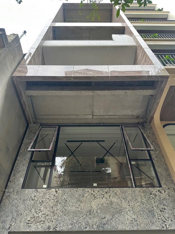 Nhà phố Hồng Tiến, Long Biên 100m² giá 28 tỷ - Thiết kế hiện đại, đầy đủ nội thất!