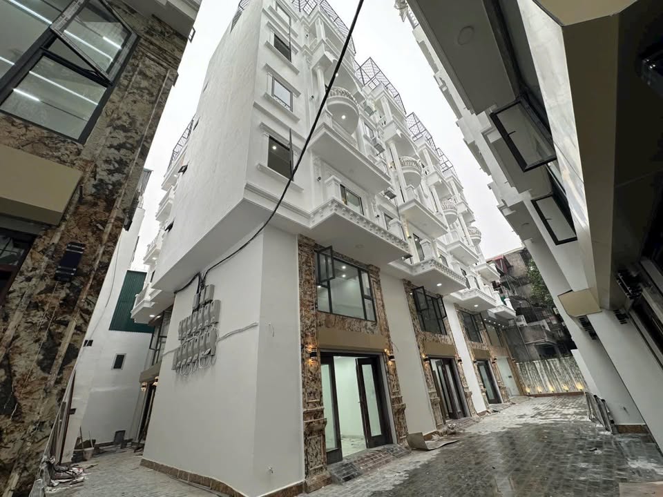 Nhà cho thuê đường Văn Chương, quận Đống Đa, 35m² giá 24 triệu - Nhà mới đẹp, có thang máy!