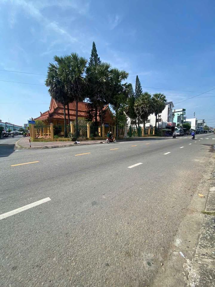 Nhà liền kề cho thuê mặt tiền đường Nguyễn Chí Thanh, 64m² - Vị trí đắc địa cho kinh doanh!