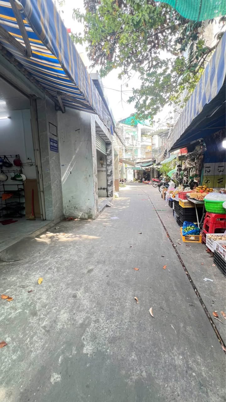 Nhà phố Lạc Long Quân Quận 11 66m² giá 8.2 tỷ - Kinh doanh thuận lợi!