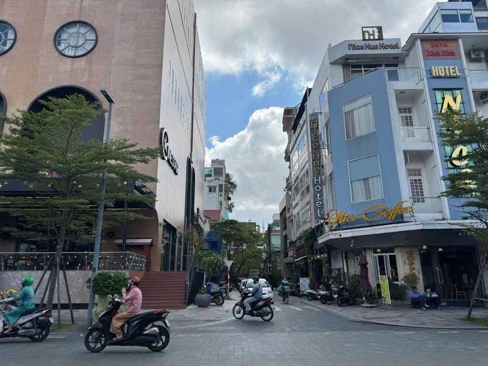 Khách sạn 5 tầng trên đường Hai Bà Trưng - Doanh thu 60 triệu/tháng, giá tốt!