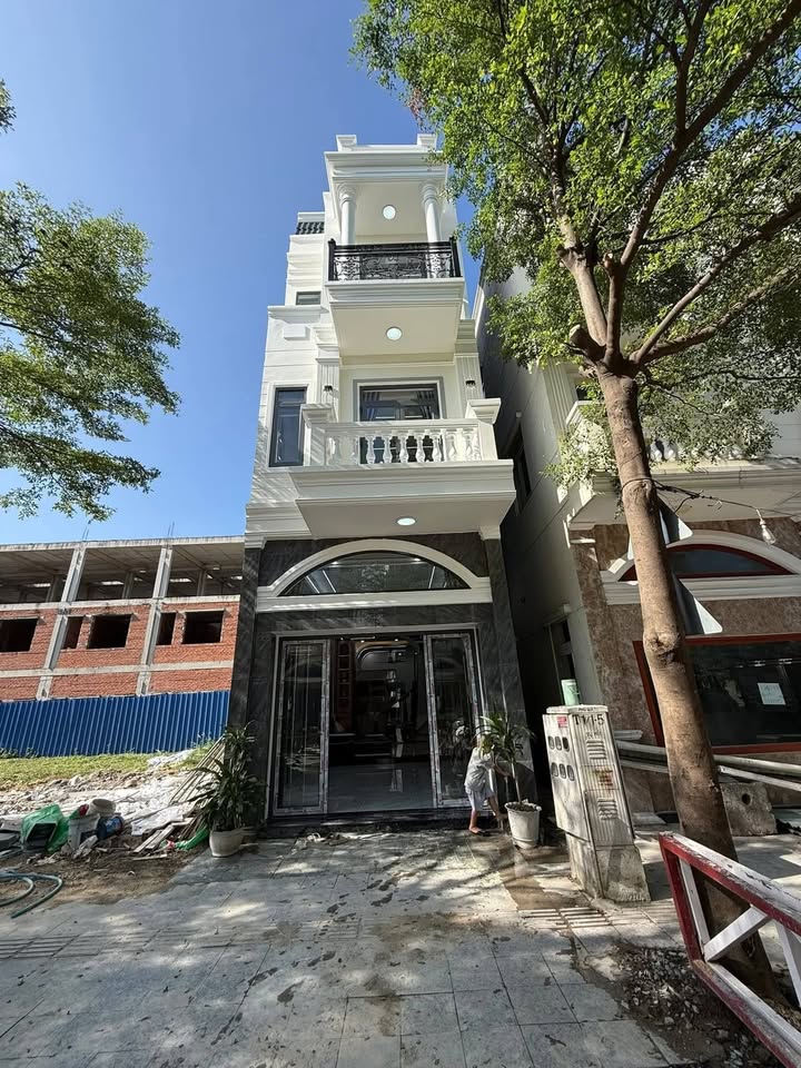 Nhà 2 tấm 3 mặt thoáng tại KDC Dĩ An, 64m² giá 5.6 tỷ - Đầu tư sinh lời ngay!