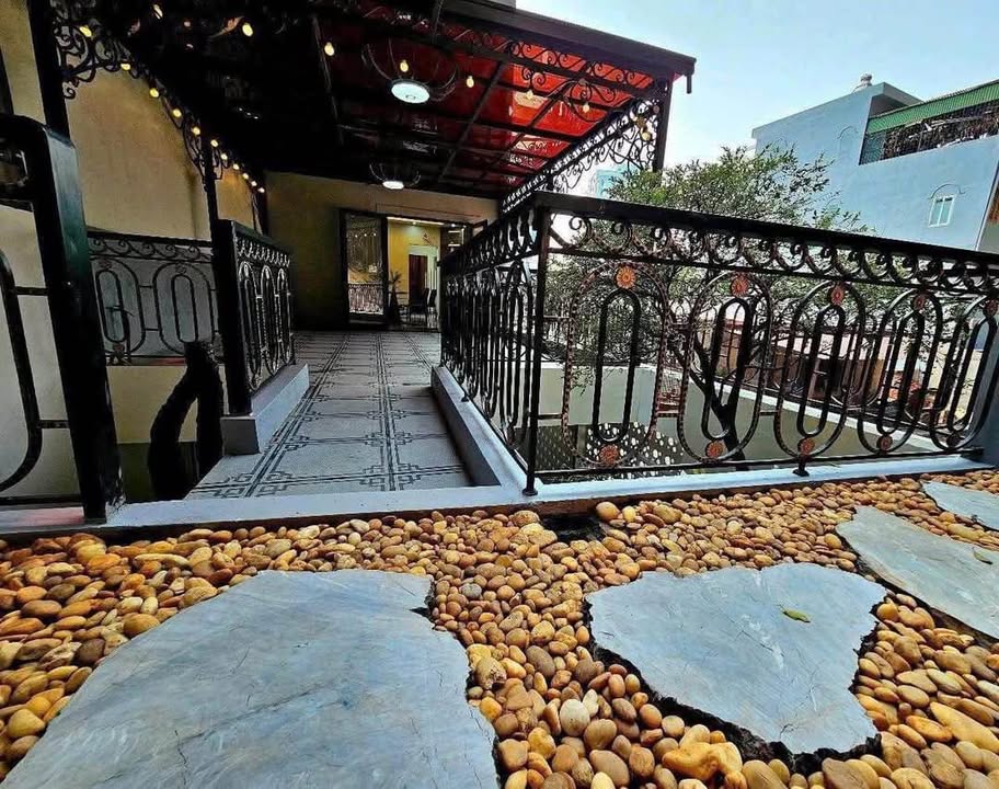 Nhà phố 5 tầng mặt đường Nguyễn Văn Cừ, Hồng Hà, 155m² - Biệt thự mini giữa phố!