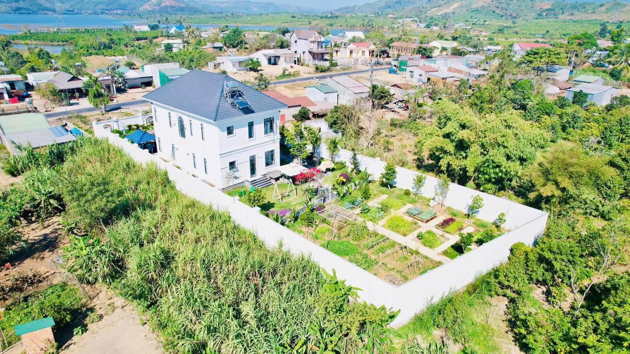 Biệt thự tân cổ điển mặt tiền Quốc lộ 27, xã Krông Nô, 1660m² giá 8 tỷ - Cơ hội đầu tư hấp dẫn!