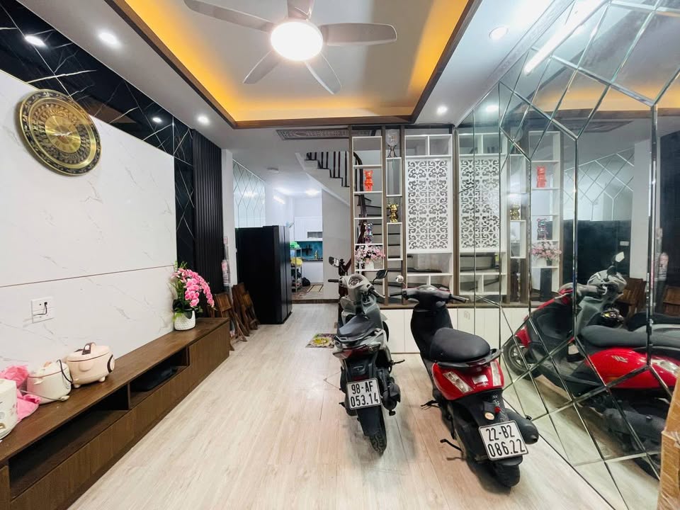 Nhà 5 Tầng Lô Góc Cổ Nhuế 35m² giá 6 tỷ - Bán Gấp