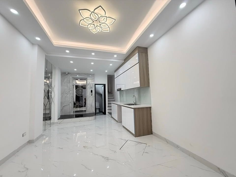 Nhà mới xây 6 tầng phố Lạc Long Quân, 40m² giá chỉ 9 tỷ - Đón Tết ngay!