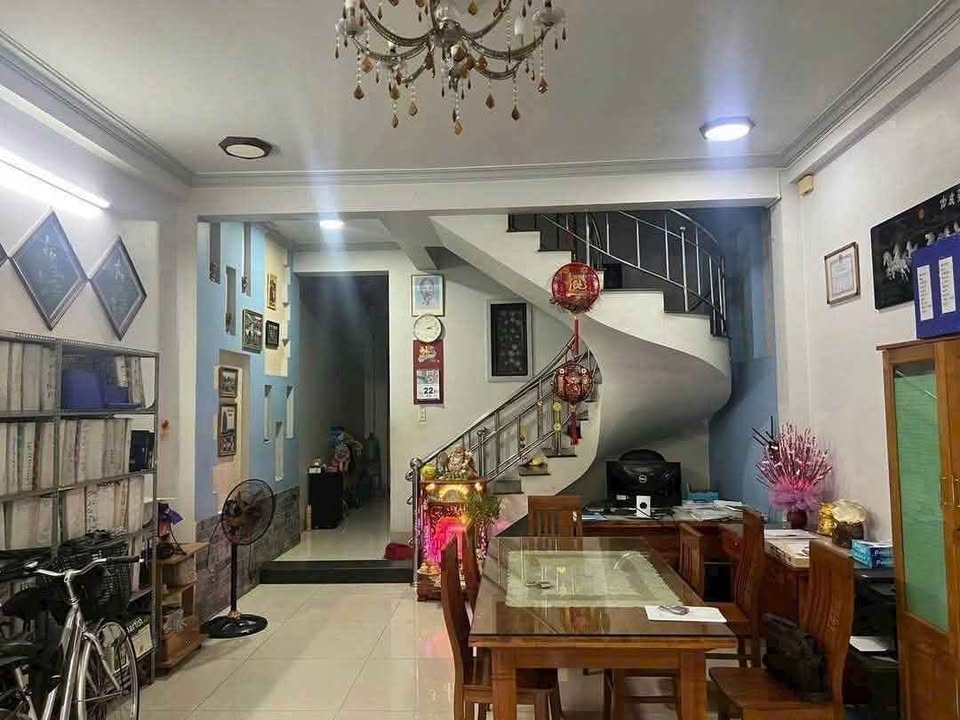Nhà mặt tiền kinh doanh Võ Văn Kiệt, Phan Thiết 100m² - Vị trí đẹp, view công viên!