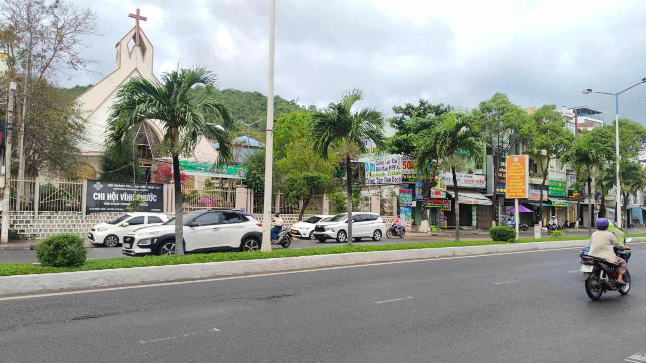 Nhà mặt tiền đường 2/4 Nha Trang 430m² giá 34.4 tỷ - Vị trí đắc địa gần biển!