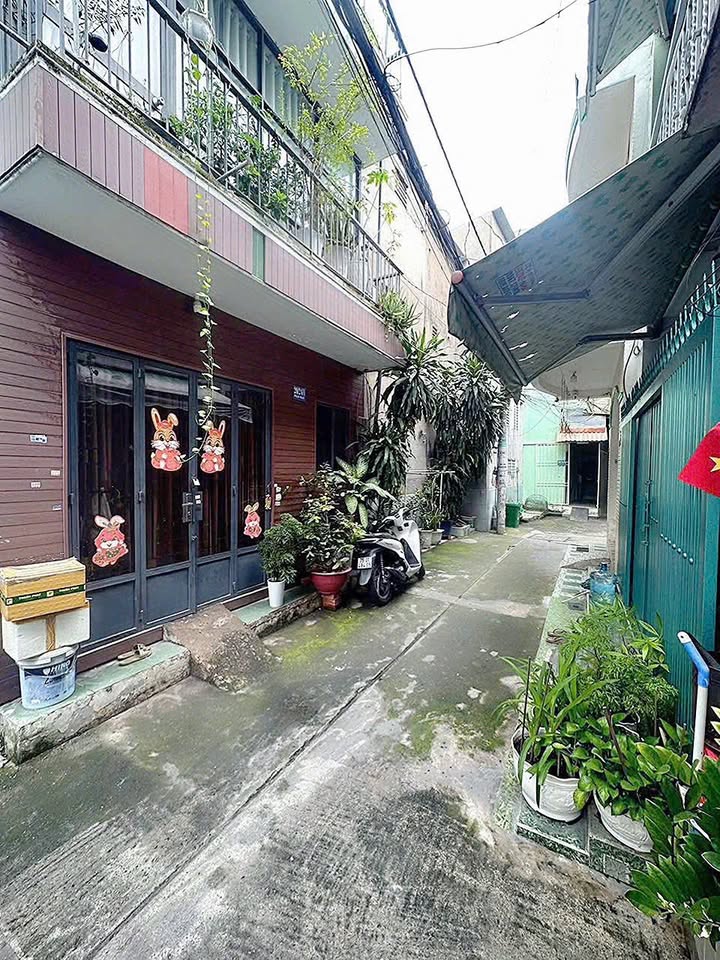 Nhà 3 tầng Tân Phú 11m² giá 2.1 tỷ - Gần chợ Tân Hương!