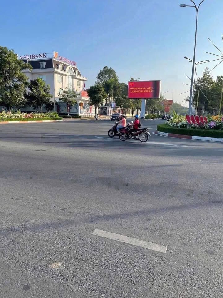 Đất nền Dĩ An 597m² giá 47.7 tỷ - Vị trí đắc địa, thích hợp kinh doanh!