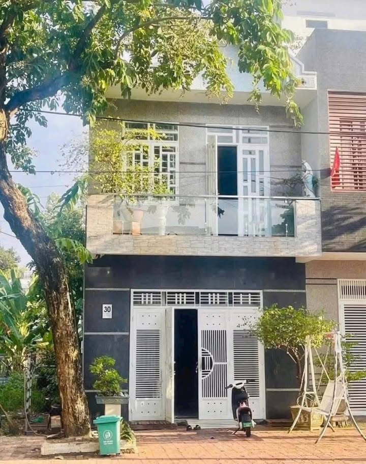 Nhà cho thuê mặt tiền đường Lê Long Vân, 2 phòng ngủ, giá 8 triệu/tháng - Kinh doanh thuận lợi!