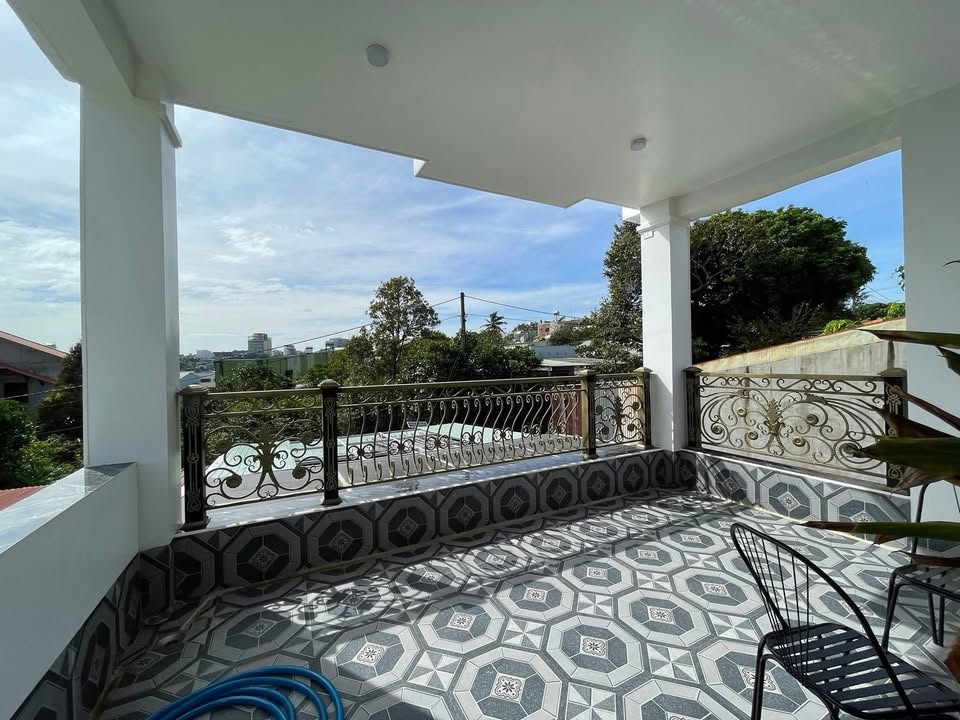 Nhà phố Phù Đổng, Pleiku 213m² giá 4.2 tỷ - Sân ô tô rộng rãi, chính chủ thương lượng!