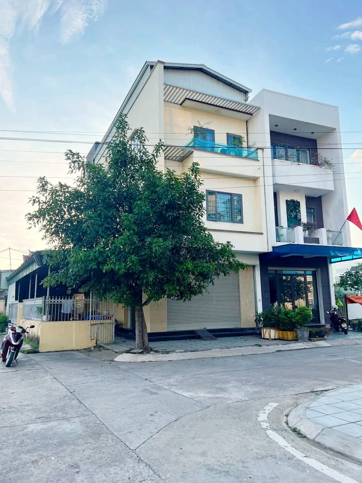 Nhà 3 tầng Cẩm Bình 196m² giá 5.88 tỷ - Nhà mới xây, tiện ích đầy đủ!