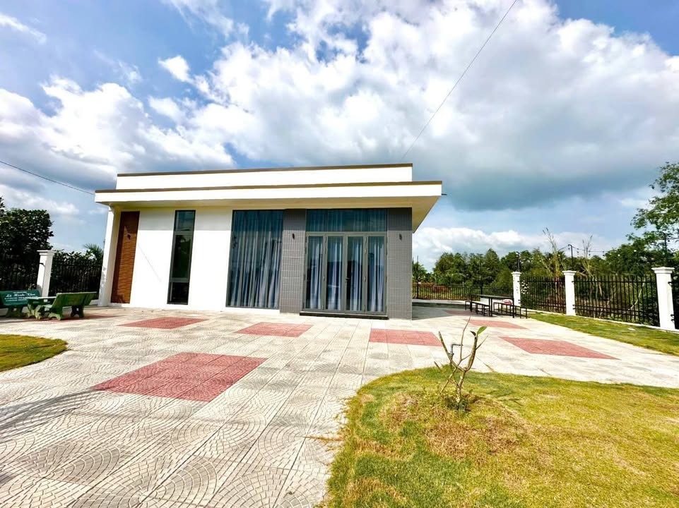 Nhà cấp 4 hiện đại tại Phường Đông Thành, Vĩnh Long 288m² giá 2.2 tỷ - Thiết kế sân vườn thoáng mát!