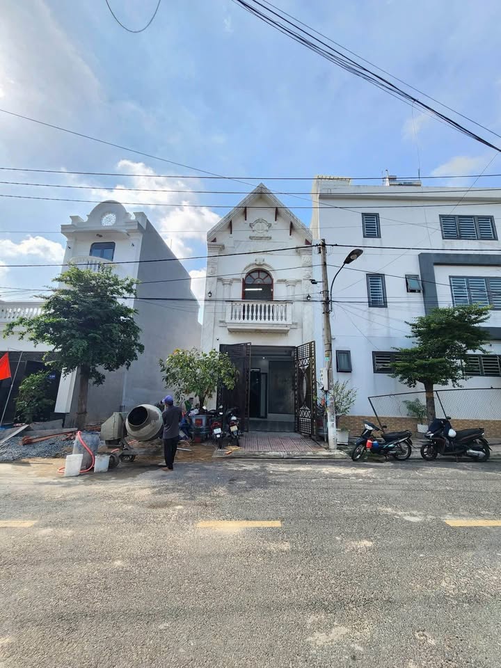 Nhà phố Tân Bình Dĩ An 80m² giá 4 tỷ - Sổ hồng chính chủ, thiết kế hiện đại!