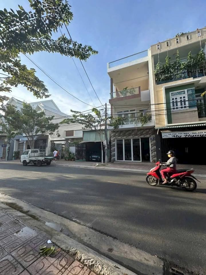 Nhà phố mặt tiền Hoàng Việt, Vũng Tàu 92m² giá 12.5 tỷ - Đầu tư sinh lời cao!