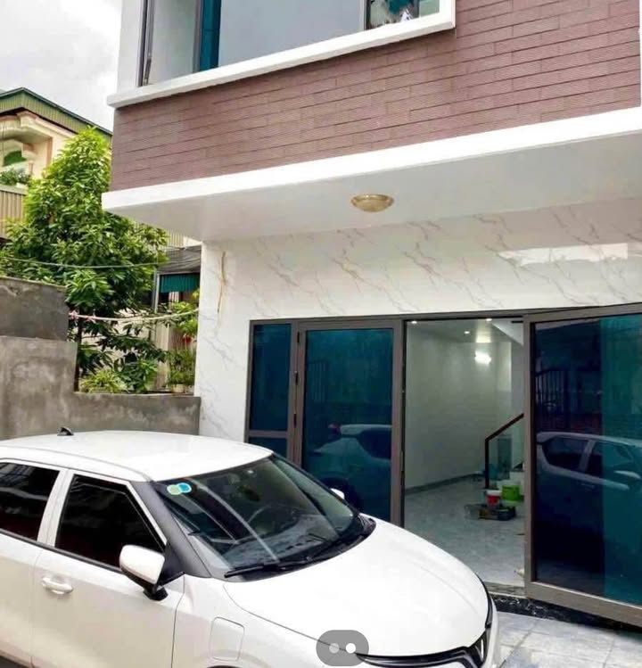 Căn nhà 2,5 tầng mới xây tại Uông Bí 77m² giá chỉ 2.3 tỷ - Vị trí trung tâm tiện ích đầy đủ!