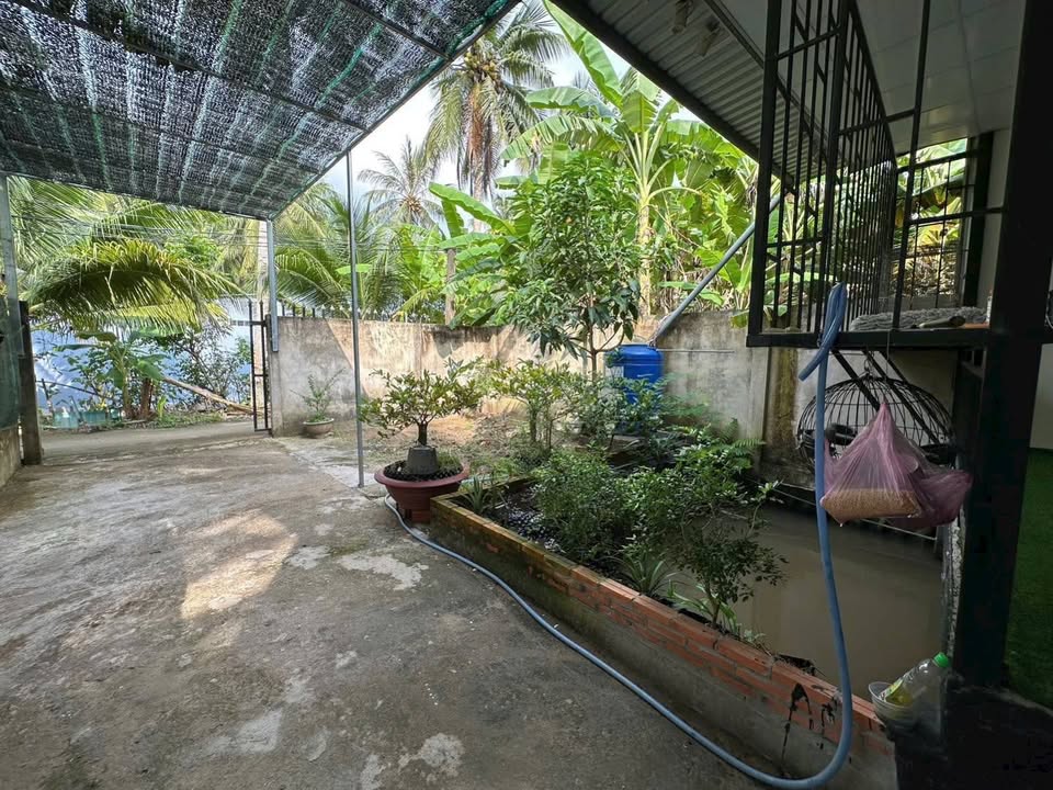 Nhà bán Tân Phú Trung 130m² giá 950 triệu - Sân rộng, không gian sống lý tưởng!