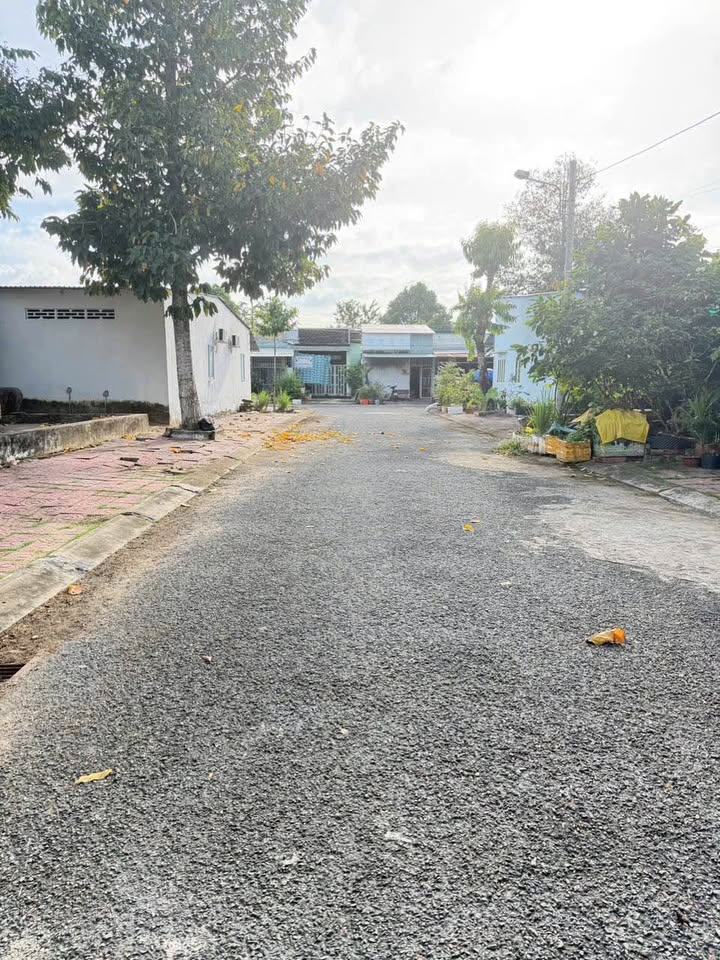 Nhà phố Long Châu 90m² giá 1.55 tỷ - Gần công viên mát mẻ!