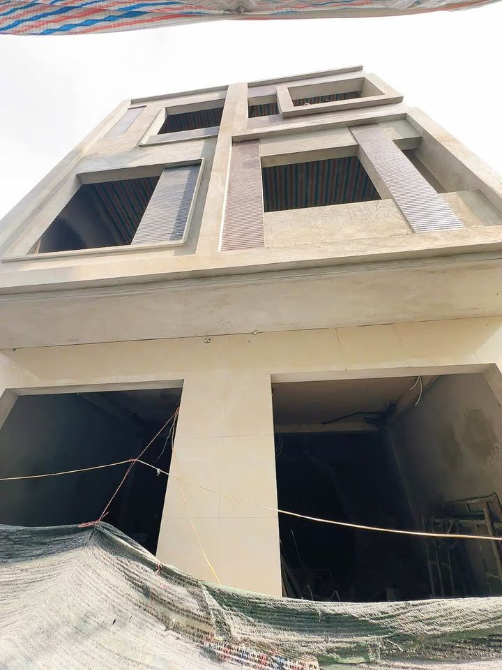 Nhà 3 tầng đang hoàn thiện tại Quang Trung - Giá chỉ 2 tỷ, sẵn sàng vào ở!