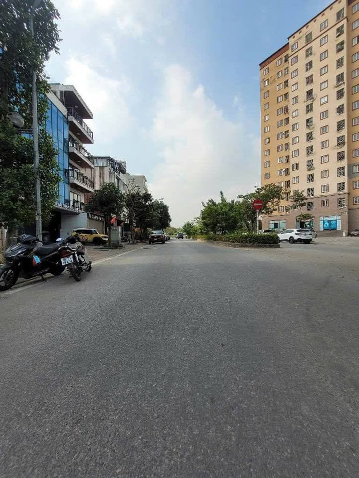 Đất nền Giang Biên 100m² giá 30 tỷ - Kinh doanh sầm uất, tiềm năng tăng giá cao!