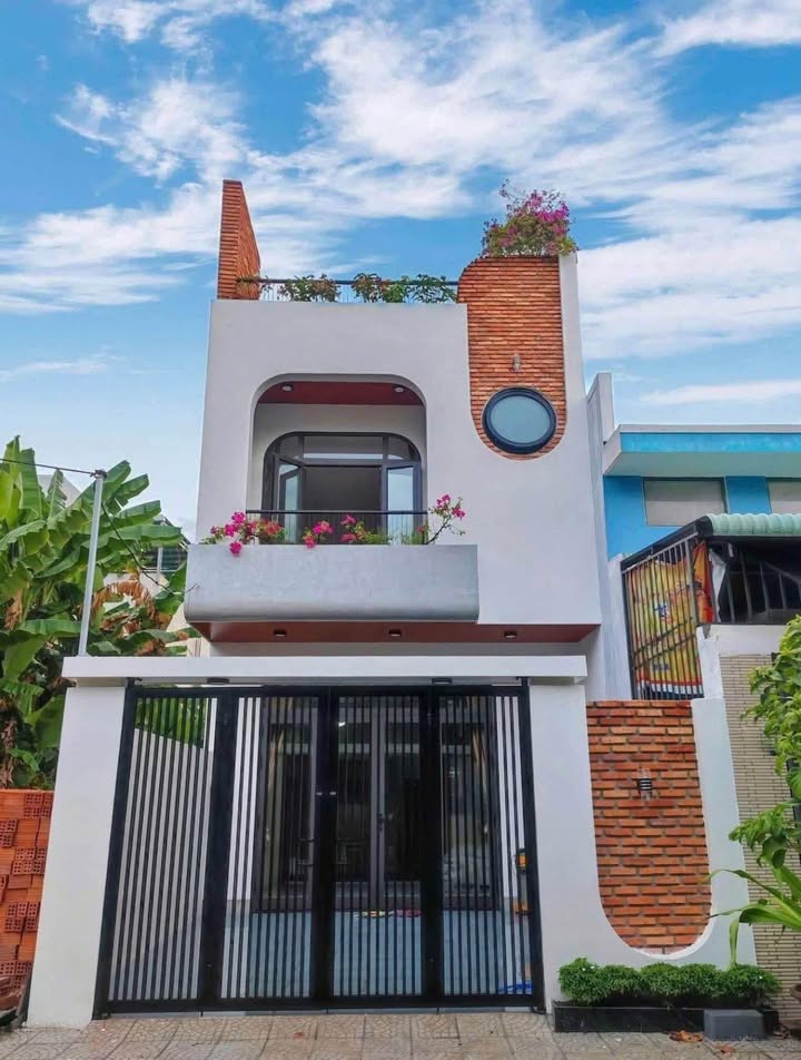 Nhà 2,5 tầng Hòa Xuân Đà Nẵng 100m² giá 5.6 tỷ - Đầy đủ nội thất, vào ở ngay!