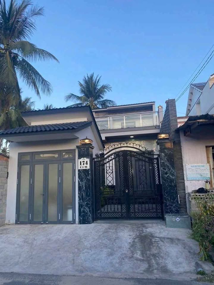 Nhà mới đẹp mặt tiền đường Bàu Me, Mũi Né, 166m² - Giá chỉ 3.5 tỷ!