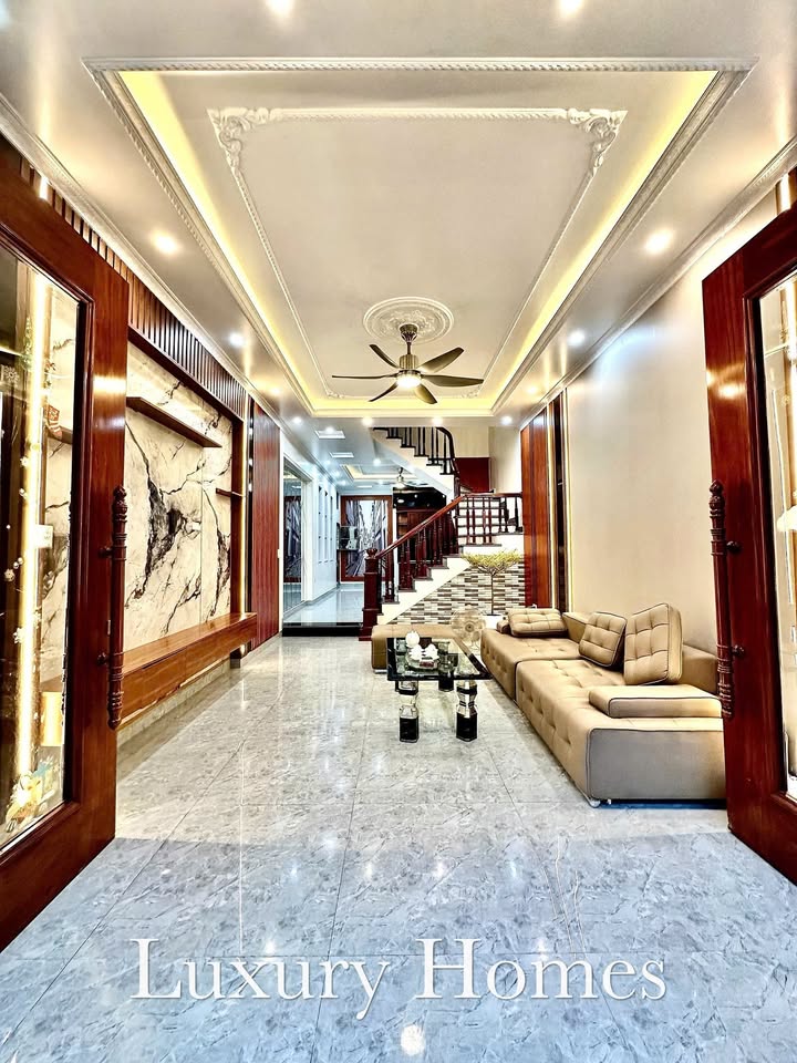 Nhà 4 Tầng Lô Góc Trần Nguyên Hãn 73m² giá 5.58 tỷ - Sân Cổng Riêng, Ô Tô Gần!