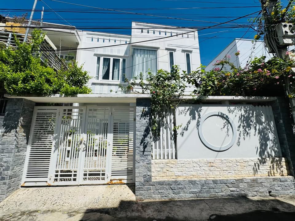 Bán nhà 2 tầng đường Phú Đức, Vĩnh Hòa 213m² giá 9.7 tỷ - Sân vườn thoáng đãng gần biển!
