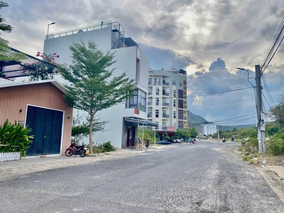 Đất nền mặt tiền Triệu Quang Phục, Vĩnh Hòa, Nha Trang 310m² giá 16.43 tỷ - View biển thoáng mát!